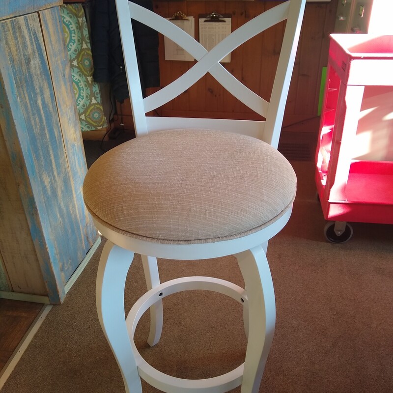 White Stool Upholst Seat

White bar stool with tan upholstered seat.

Size: 17 in wide X 17 in deep X 45 in high