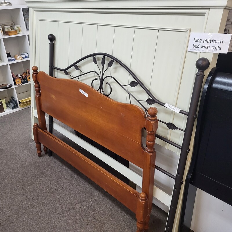 Cushman Full Maple Bed,w wood rails.
Cushman factory burnt down @ 1950 . Ethan Allen bought the company and dissolved company.
Some what collectible.