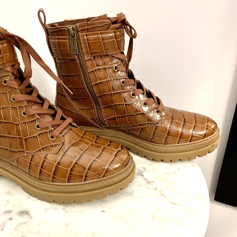 Michael Kors LU Stark Crocodile Embossed Bootie, Colour: Brown,
Size: 10,

If you want this item shipped please contact the store.
