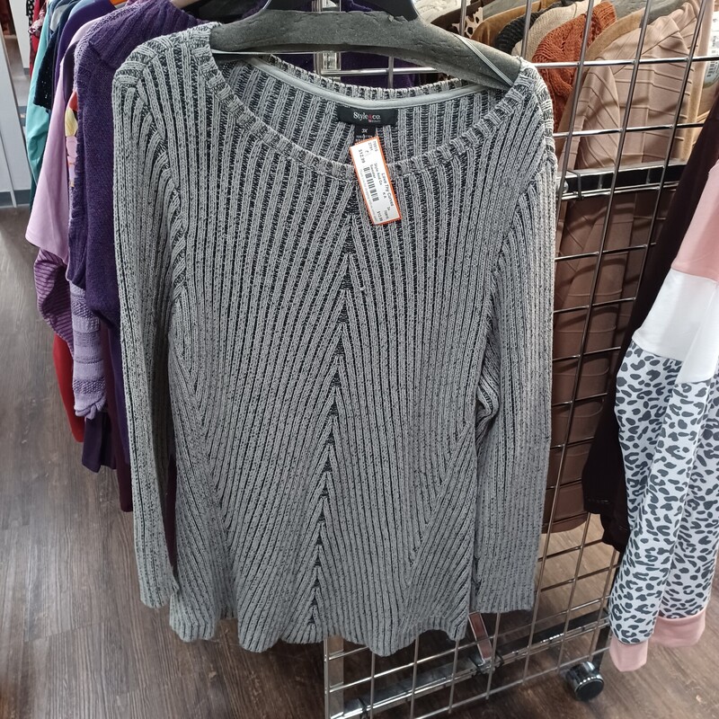 Loving this grey and black sweater with ribbing for added design. long sleeve and ready to be dressed up or down.