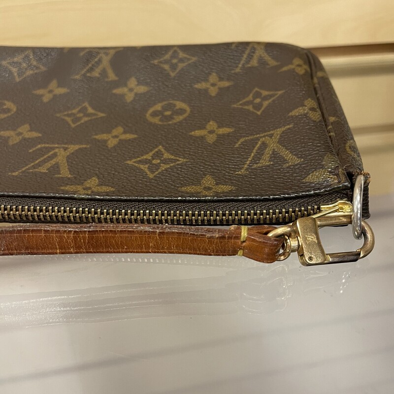 Sale!! was $449.99 NOW $359.99

LV Pochette As Is, Brown with LV Monogram, Replaced Zipper, Cracking and Staining on the Handle, Detatchable Handle, Some Staining on the Bottom of the Lining, Gold Plating Coming Off on the Hardware,
Size: 8.5 x 5 x 1.5 inches, 6 inch Strap Drop

*Additional shipping and insurance rates will apply. A separate invoice will be sent due to the value of this item.