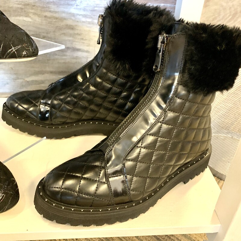 Ron White LU Zipper Bootie,
Colour: Black,
Size: 37.5 / 7,

Please contact the store if you want this item shipped.