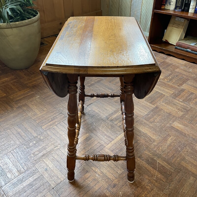 Drop Leaf End Table,
 Size: 20x13x22
Well made with attention to detail.
When fully open it is 27inches across.
