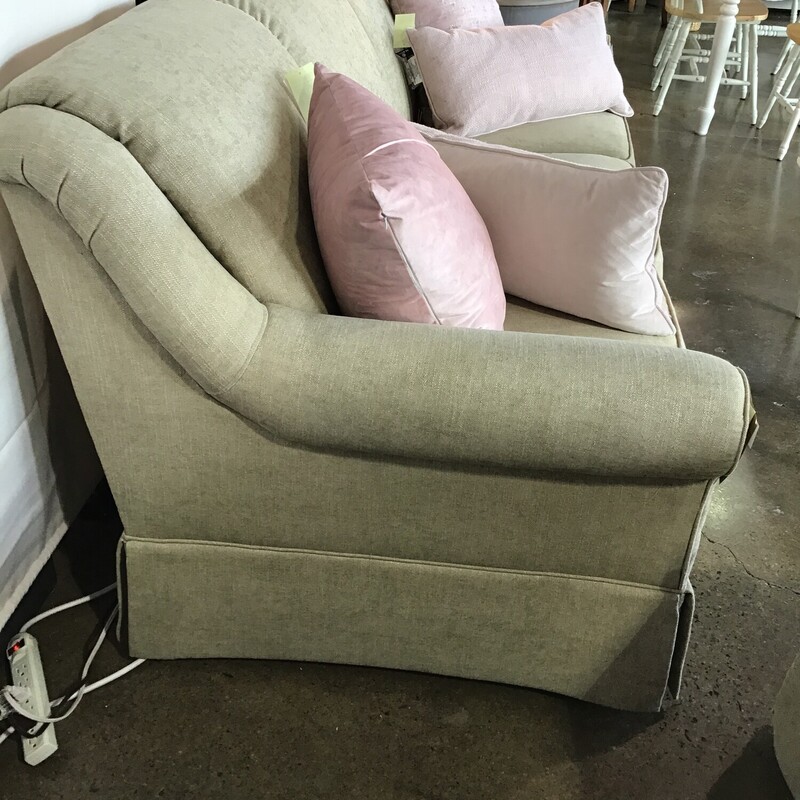 Flexsteel Furniture
3 Cushion Sofa
Seat cushions are flippable
Rolled arms
Skirted front
Celery/Tan fabric
Like new condition!

Matches: 161211

Dimensions:  84x36x36