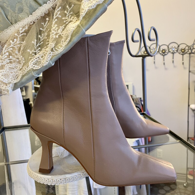 Lintervalle LU Ankle Boot,
Colour: Camel,
Size: 37,
Something you need to try on,
Leaning to mauve in certain light,
Beautiful shoes