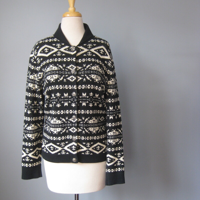 Pendleton Printed Collar, B/W, Size: Medium

Vintage Pendleton Norwegian Style ski sweater
Black and White
100% Cotton
made in Hong Kong
Silver metal buttons
flat measurements:
shoulder to shoulder: 16.25
armpit to armpit: 20
width at hem, buttoned and unstretched: 17
length: 23.5
underarm sleeve seam: 16

thanks for looking!
#55012