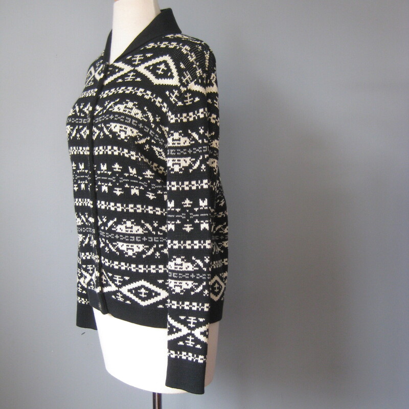 Pendleton Printed Collar, B/W, Size: Medium<br />
<br />
Vintage Pendleton Norwegian Style ski sweater<br />
Black and White<br />
100% Cotton<br />
made in Hong Kong<br />
Silver metal buttons<br />
flat measurements:<br />
shoulder to shoulder: 16.25<br />
armpit to armpit: 20<br />
width at hem, buttoned and unstretched: 17<br />
length: 23.5<br />
underarm sleeve seam: 16<br />
<br />
thanks for looking!<br />
#55012