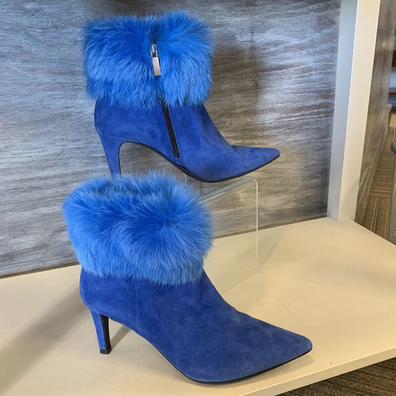 Perlato LU Ankle Boots,
Colour: Blue,
Size: 37.5,
Made in Portugal,
Materila: Leather with babysoft furfluff,
Please let us know if you want this item shipped,

Part of our spring collection