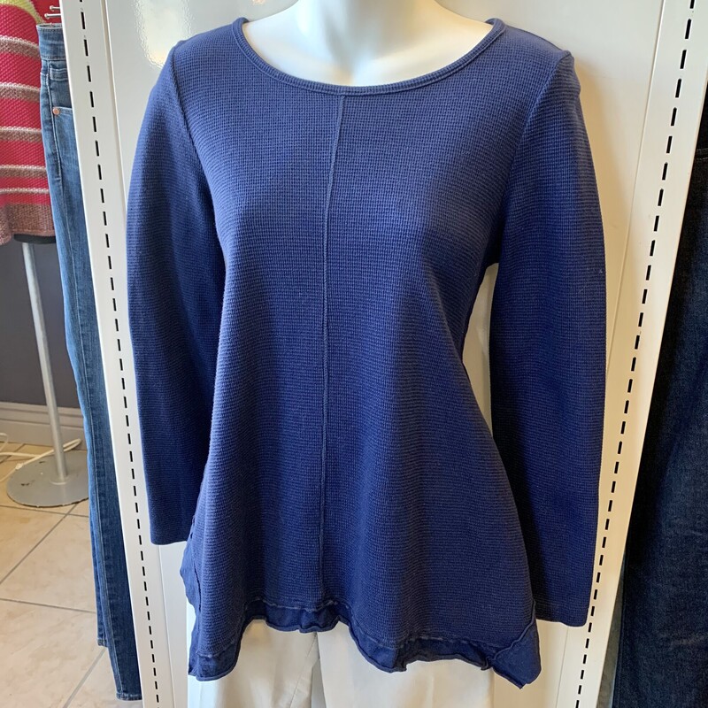 Neon Buddha Top,
Colour: Navy Blue,
Size: XSmall,
Waffle fabric in the front and sleeves, back regular jersey,
With irregular, interesting, classic Neon Buddha hem line.