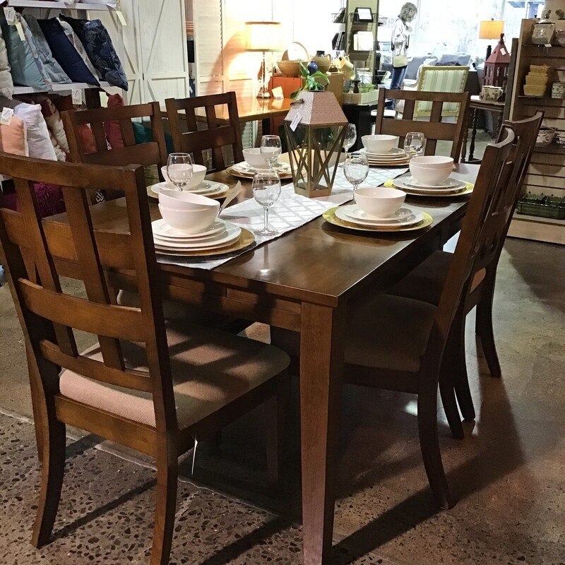 Table W/6 Chairs & 1 Leaf