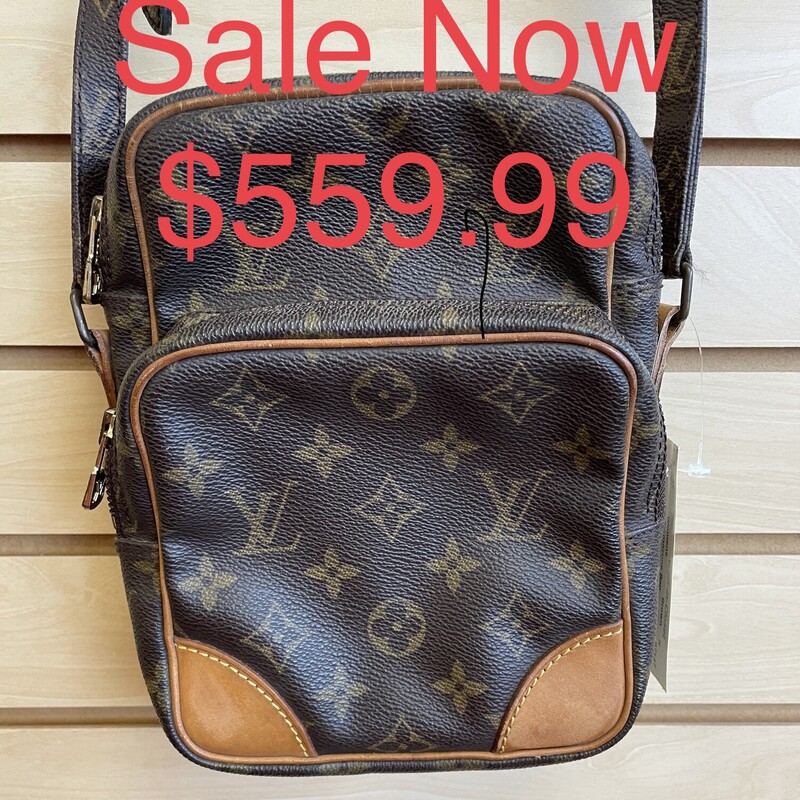 Sale!! was $699.99 NOW $559.99

LV Amazone Bag, Brown with VL Monogram, Front and Back Pockets Have Very Few Interior Scratches, Back Pocket Has a Small Pouch, Some Watermarks and Fading on the Patches at Each Bottom Corner and the Shoulder Grip

Size: Base length: 5.75 in, Height: 8.25 in, Width: 3.5 in, Drop: 20.5 in

*Additional shipping and insurance rates will apply. A separate invoice will be sent due to the value of this item.