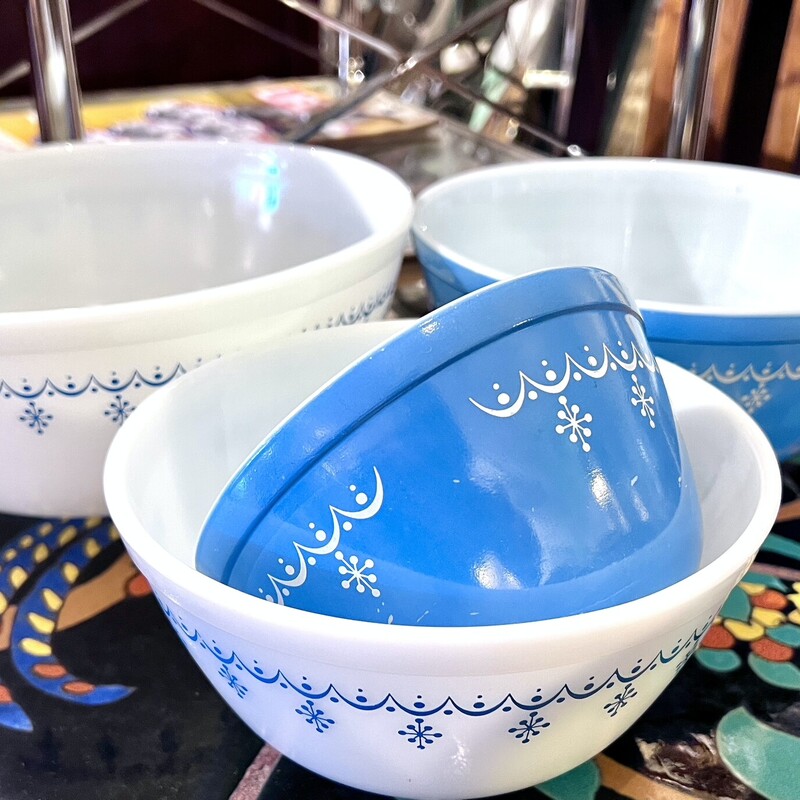 Vintage Pyrex Nesting bowls Snowflake Pattern
Size: Set Of 4