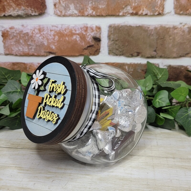 Candy jar with interchangeable lid. Comes with the 4 inserts shown.
Makes great gifts!
Additional inserts sold separate.
Paint colors and ribbons may vary
