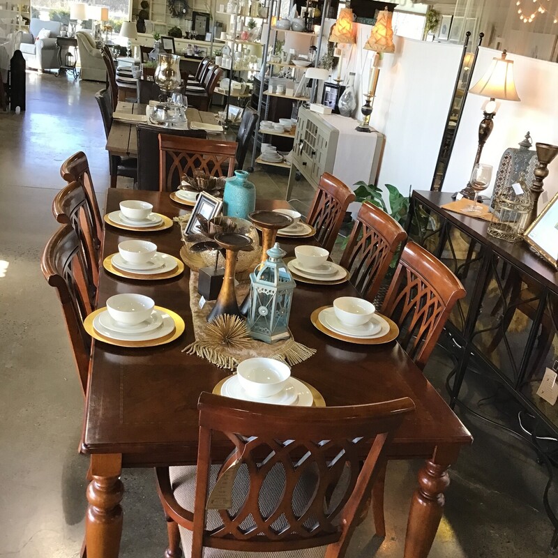 Table W/8Chairs/2Leaves
