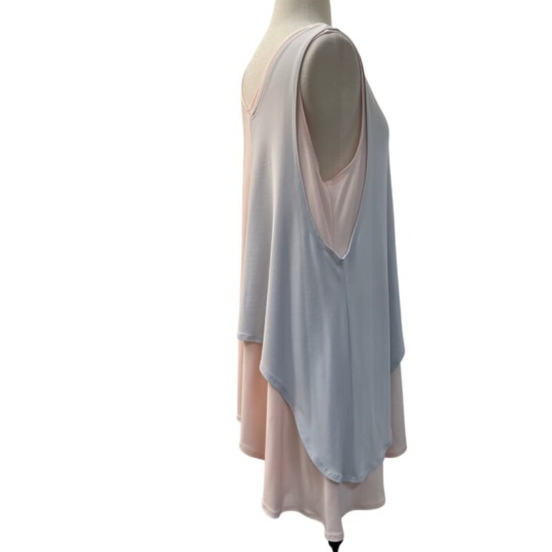 Sympli Tunic Top<br />
Asymmetrical Layers<br />
Blush and Gray<br />
Size: 14