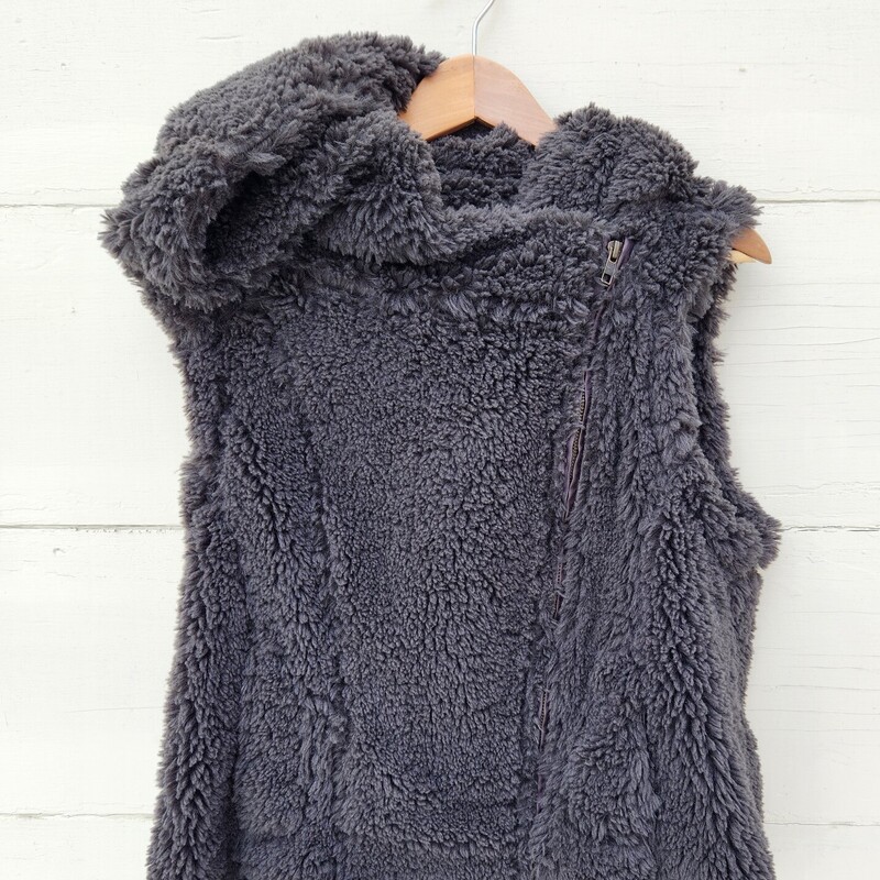 HOODED VEST