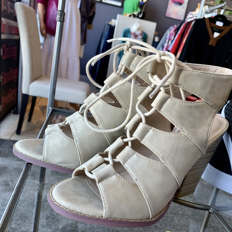 Alexis Harrison Sandals,
Colour: Beige,
Size: 7,

Please contact the store if you want this item shipped.