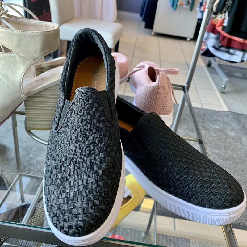 Bernie Mev Slip On,
Colour: Black,
 Size: 9 (EU 40)

Please contact the store if you want this item shipped.