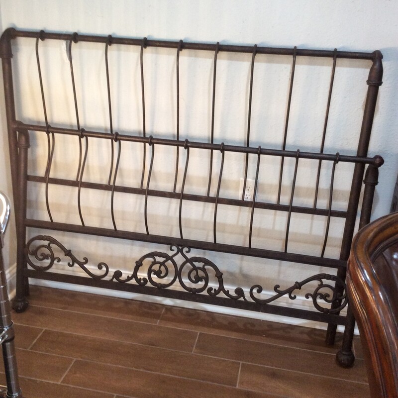 This Queen size iron bed has a dark antiqued finish.