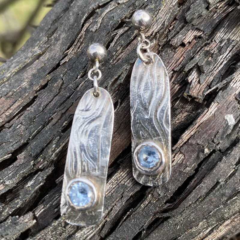.925 Aquamarine Earring<br />
Silver<br />
Post<br />
Length 1 1/4 inches