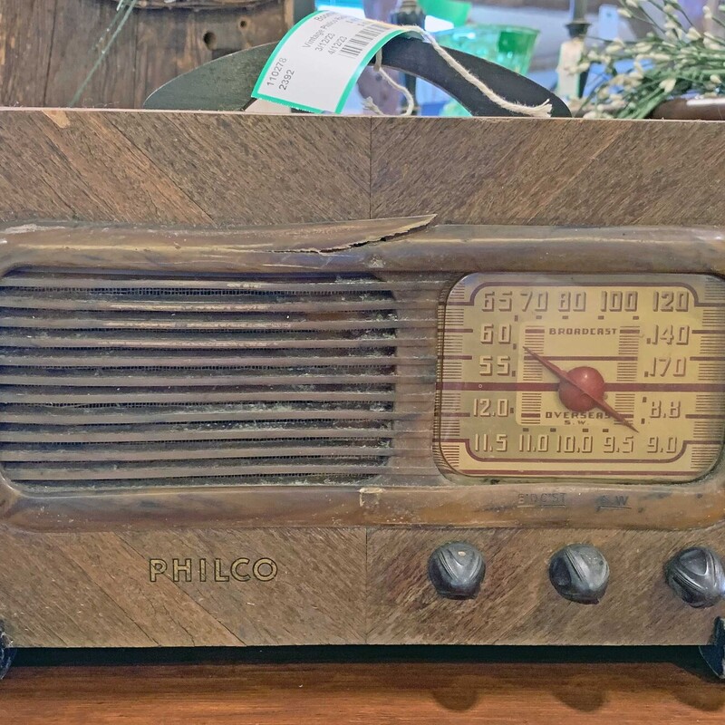 Vintage Philco Radio
Does light up but may need work.