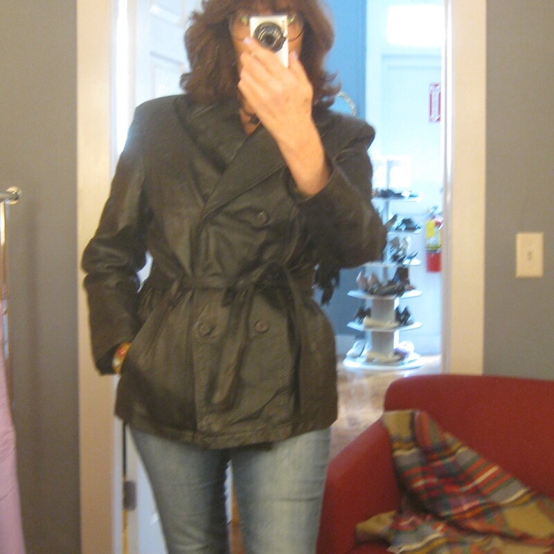 This simple hip length double breasted black leather trench coat has an attached belt, button closures
It has pockets, a cool notched lapel

Fully lined with a medium weight quilted fabric for a bit of warmth. (no batting)
It has pretty big shoulder pads built in under the lining.

Excellent condition!

Here are the flat measurements:

Armpit to armpit: 23
Width at hem: 22
Length: 28
underarm sleeve seam: 15.5

Thanks for looking!
#54011