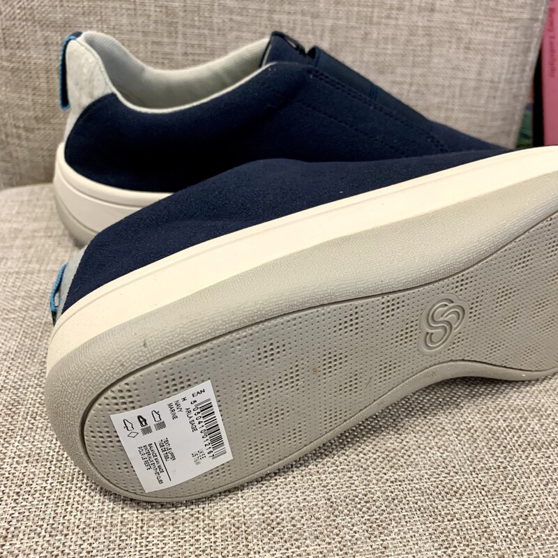 Clarks Cloudsteppers New,<br />
Colour: Navy,<br />
Size: 7.5,<br />
Come with Box.<br />
<br />
Please contact the store if you want this item shipped.