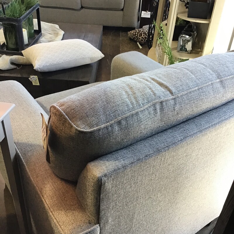 This beautiful neutral Chair is in excellent condition and very comfortable! It features a flippable seat cushion and stationary back cushion. The fabric is a gray/cream tweed. Great piece for your family room, game room, living room or bedroom..<br />
Dimensions are 39 in x 39 in x 38 in