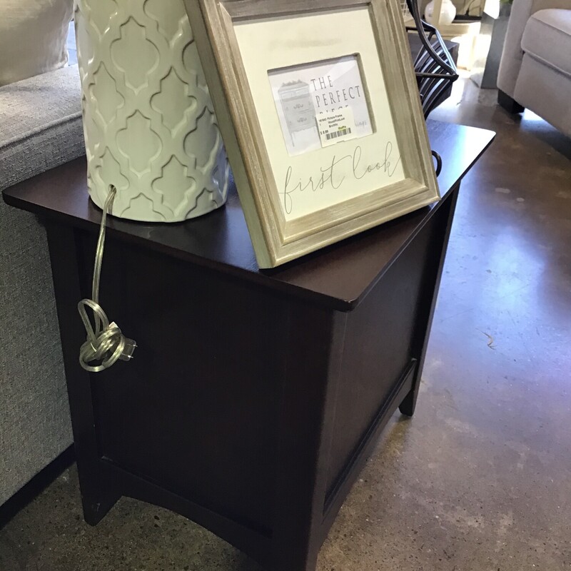 These end tables are perfect for either side of your sofa or loveseat. They are finished on all four sides and feature a drawer (dovetailed) and cabinet door for your storage needs.<br />
Dimensions are 18 in x 24 in x 23 in
