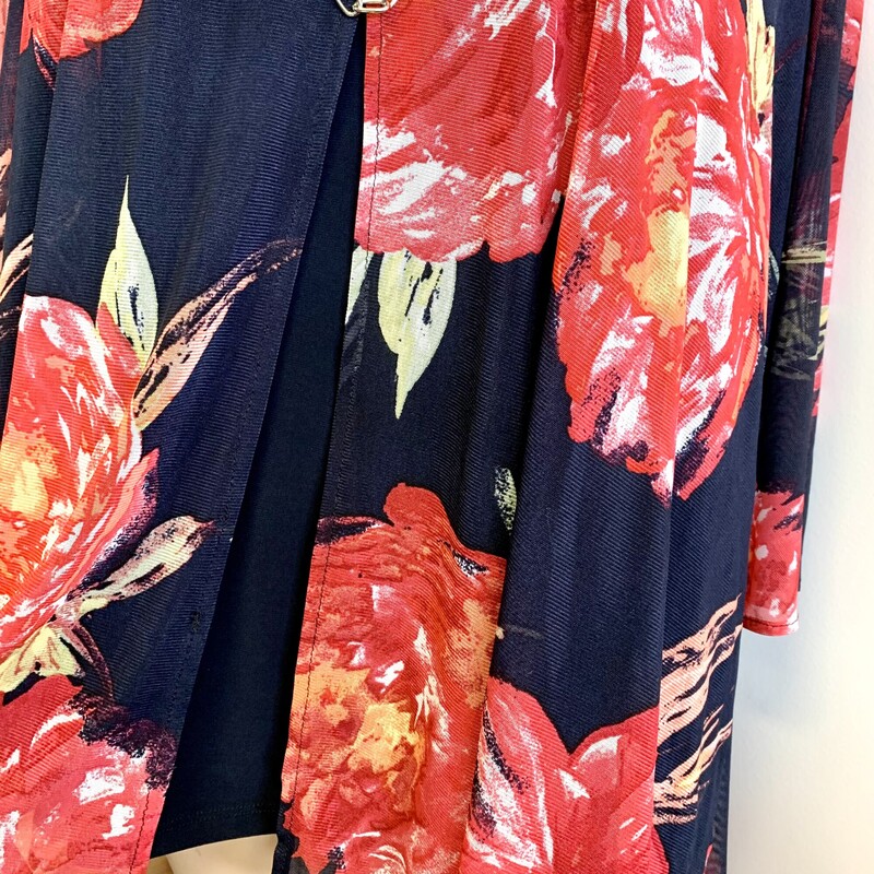 LAURA Top Layered,
Colour: Navy Red floral,
Size: XXXLarge,

Layered with splits in the top layer,
Sheer sleeves,