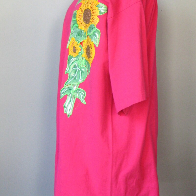 Vibrant hot pink tee shirt with (hand?) painted sunflowers artistically rendered on the front, signed.<br />
<br />
Marked Size 3X<br />
made in Columbia<br />
100% cotton<br />
<br />
flat measurements:<br />
shoulder to shoulder: 21.5<br />
armpit to armpit: 23.25<br />
length: 31.5<br />
width at hem: 24<br />
<br />
Thanks for looking!<br />
#45645