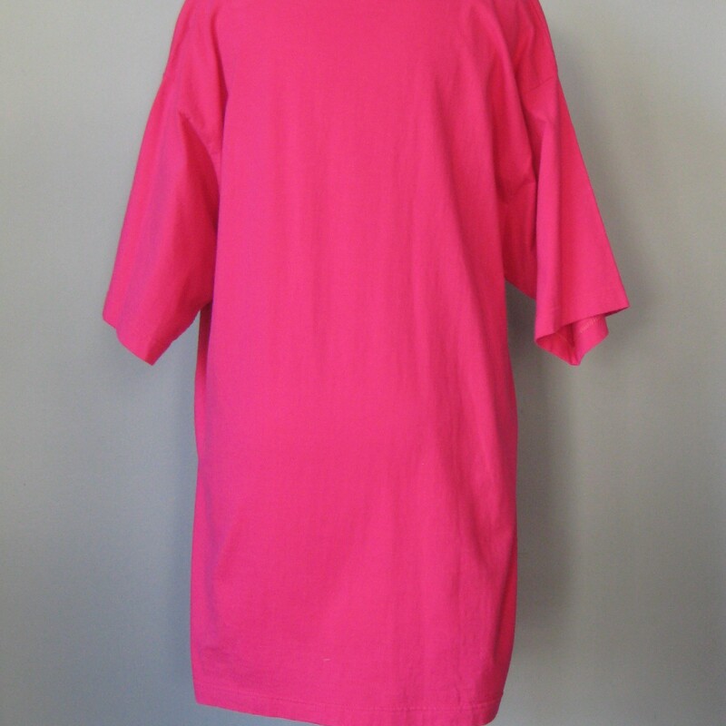 Vibrant hot pink tee shirt with (hand?) painted sunflowers artistically rendered on the front, signed.<br />
<br />
Marked Size 3X<br />
made in Columbia<br />
100% cotton<br />
<br />
flat measurements:<br />
shoulder to shoulder: 21.5<br />
armpit to armpit: 23.25<br />
length: 31.5<br />
width at hem: 24<br />
<br />
Thanks for looking!<br />
#45645