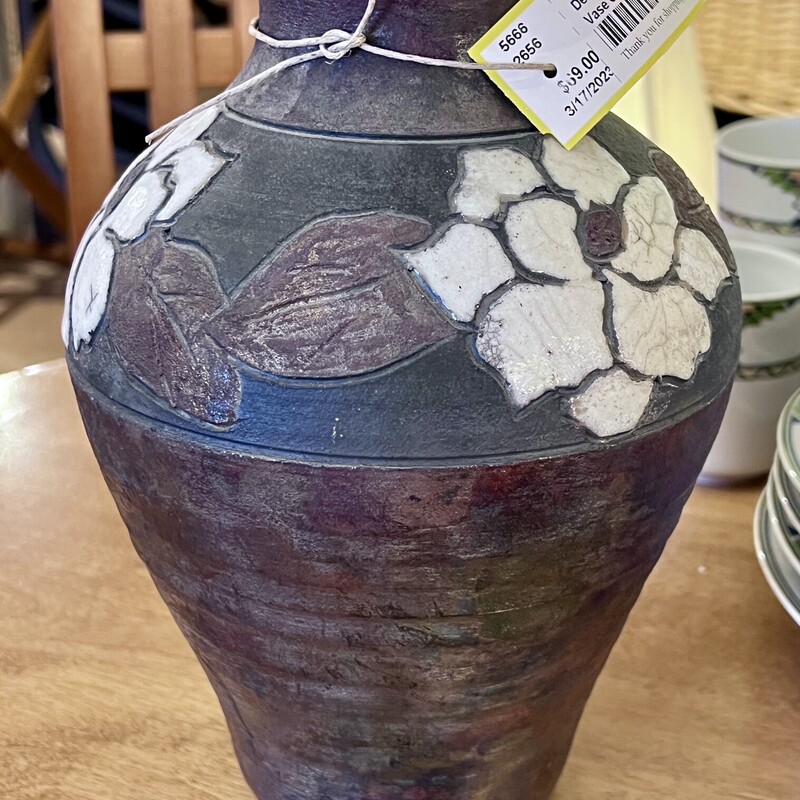 Vase Clayton Pottery,
Size: 10 H