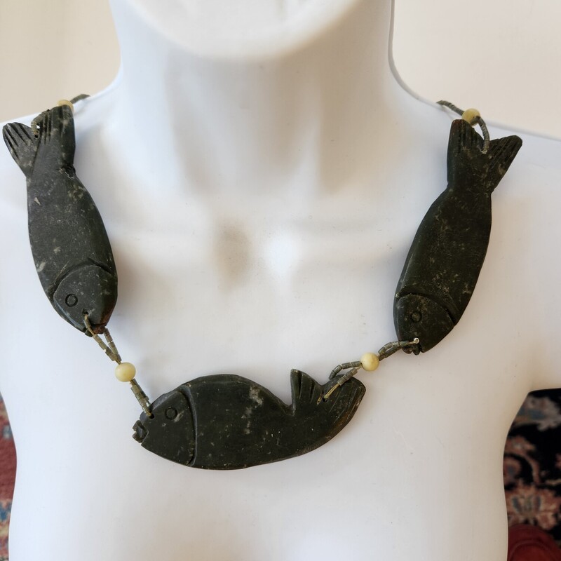 Beautiful Artisan Made - Hand carved Choker
Fish Green Soapstone Necklace
Three 3.5 inch x 1.5 inch fishes and beads
EUC