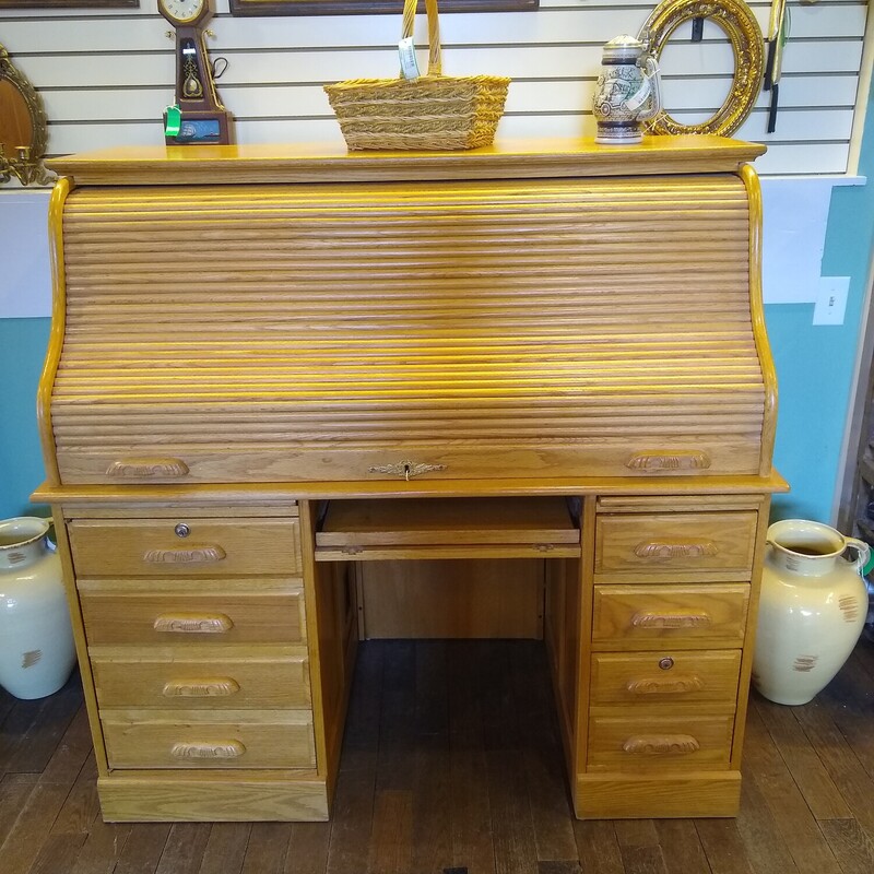 Oak Rolltop Desk,

Beautiful oak rolltop desk with 3 drawers, cabinet and pull out shelf for keyboard.  Rolltop has many cubbies inside for storage.

Size: 53 in wide X 28 in deep X 52 in high