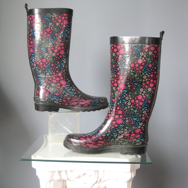 Capelli Floral Rain, Black, Size: 7<br />
<br />
Cute rainboots by Capelli<br />
Black rubber with lug soles<br />
pull on<br />
pretty floral and bird print<br />
size 6<br />
EUC<br />
thank you for looking!<br />
#59197