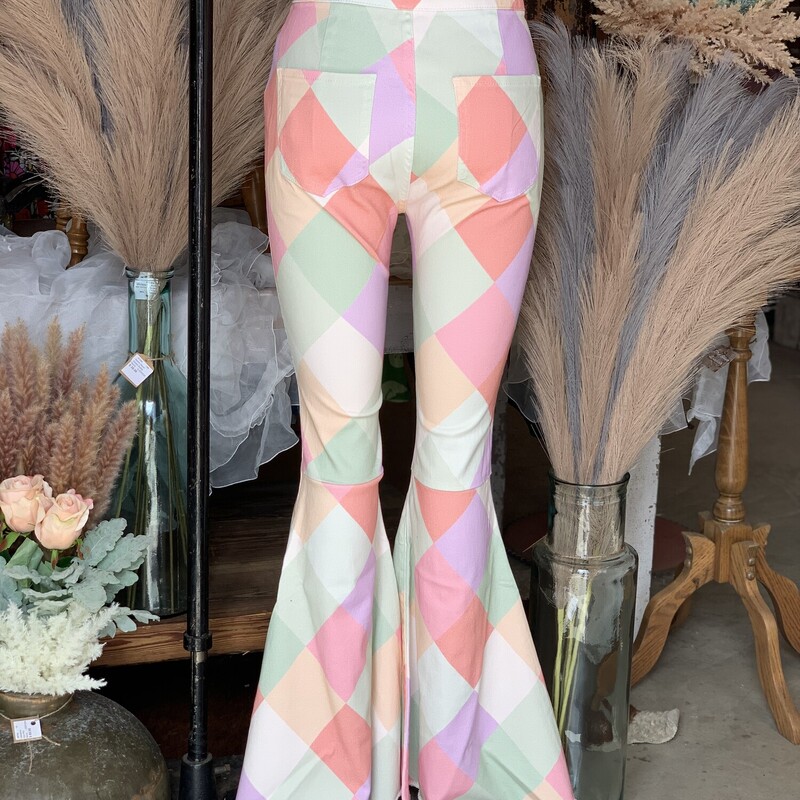 These fun jeans are screaming Spring! Wear these flared bottoms with absolutely anything, and you have yourself a look!
