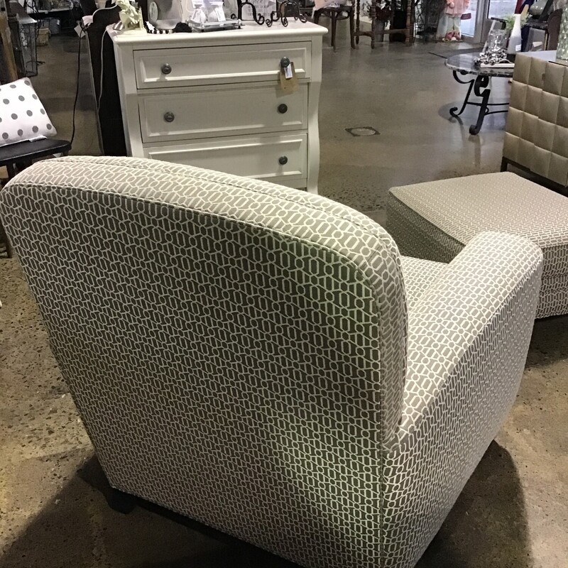 This beautiful Ethan Allen chair and ottoman features a patterned upholstery in gray and cream and is in excellent condition. Great set for your office, family room or bedroom!

Chair Dimensions - 38 in x 36 in x 37 in
Ottoman Dimensions - 27 in x 23 in x 15 in