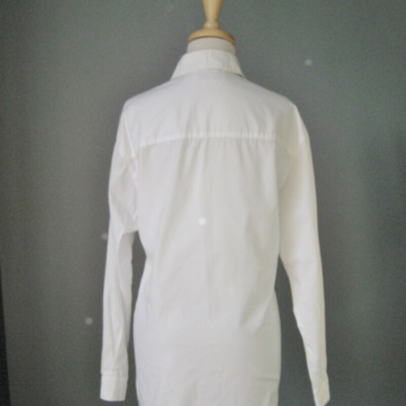 Vtg Bob Mackie Native, White, Size: Medium<br />
<br />
White Cotton Shirt embroidered with Plains Indian head embroidery, pearlescent buttons, rhinestones, and bugle beads<br />
<br />
Excellent vintage condition. A couple of smudges and one bugle bead is missing.<br />
<br />
S-S: 19<br />
SL: 18 3/4<br />
A-A: 21 1/2<br />
Hem: 21<br />
L: 30 1/2<br />
Thanks for looking!<br />
#56805