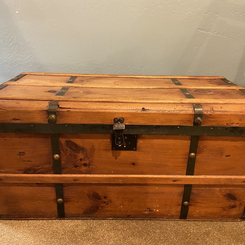 Wooden Trunk

Size: 33x17x16
