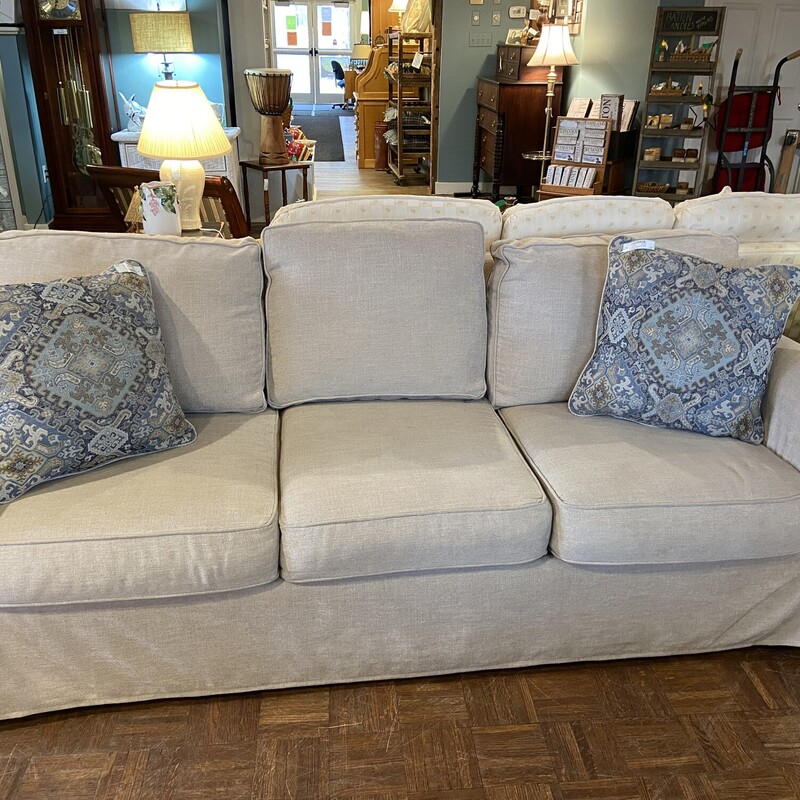 Pottery Barn Couch

Size: 85x37x31