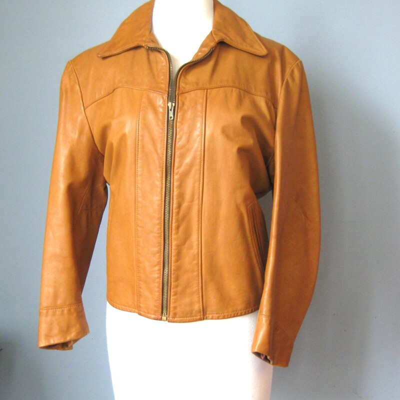 Vintage short leather jacket in rich golden tan brown
fabulous buttery leather
Fully lined
Pockets
interior wallet pocket

Very cool, the sleeves are a little short so make sure that works for you.
there strips of leather with buckles on each side so you can adjust the fit at the bottom.

the label Rome declares the jacket to have been made in Peabody MA USA

Interior measurements:
shoulder to shoulder: 17
armpit to armpit: 20
width at hem: 17.25
length: 22.25
underarm sleeve seam: 14

Excellent condition. No flaws.

thanks for looking!
#57384