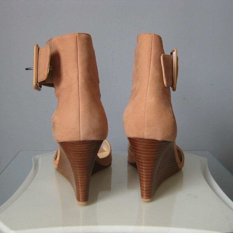 NIB Nine West Leather, Nude, Size: 10<br />
<br />
wardrobe staple!<br />
nude sandals for summer with a wedge heel and wide ankle strap.<br />
these make a statement but the nude tone, if it matches your skin tone even a little, won't shorten the leg visually.<br />
and they'll go with any look!<br />
<br />
brand new but please note to save on shipping I do not plan to send them in the box.<br />
If you need the box please get in touch before purchasing and I'll adjust the shipping as necessary.<br />
<br />
size 8<br />
<br />
thanks for looking!<br />
#59876