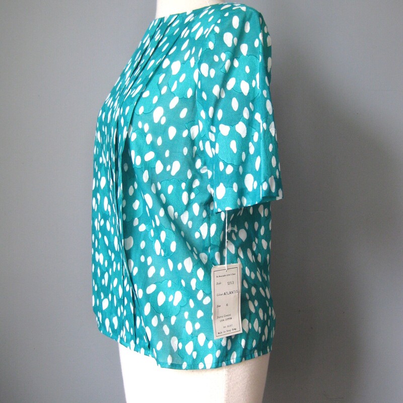 Vtg NOS Carlisle Polka Do, Green, Size: Small<br />
<br />
Gorgeoussummer blouse by Carlisle from the 1980s in 100% cotton.<br />
Green blue and white abstract print over a lightweight textured and semisheer cotton.<br />
Pleats down the center front and buttons in the back.<br />
Big shoulder pads<br />
<br />
New, never worn, with tags<br />
Marked size 6 but see measurements.  It seems to be cut for a petite (shorter) person though.  The shoulders, even with those big pads are a little narrower than most blouses I've worked with.<br />
<br />
Flat measurements:<br />
Shoulder to shoulder: 14.5<br />
Armpit to armpit: 18<br />
width at hem: 19.5<br />
length: 22.25<br />
<br />
perfect condition.<br />
<br />
thank for looking!<br />
#45304