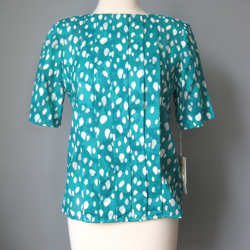 Vtg NOS Carlisle Polka Do, Green, Size: Small

Gorgeoussummer blouse by Carlisle from the 1980s in 100% cotton.
Green blue and white abstract print over a lightweight textured and semisheer cotton.
Pleats down the center front and buttons in the back.
Big shoulder pads

New, never worn, with tags
Marked size 6 but see measurements.  It seems to be cut for a petite (shorter) person though.  The shoulders, even with those big pads are a little narrower than most blouses I've worked with.

Flat measurements:
Shoulder to shoulder: 14.5
Armpit to armpit: 18
width at hem: 19.5
length: 22.25

perfect condition.

thank for looking!
#45304