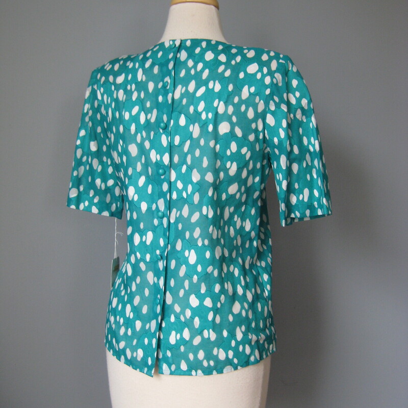 Vtg NOS Carlisle Polka Do, Green, Size: Small

Gorgeoussummer blouse by Carlisle from the 1980s in 100% cotton.
Green blue and white abstract print over a lightweight textured and semisheer cotton.
Pleats down the center front and buttons in the back.
Big shoulder pads

New, never worn, with tags
Marked size 6 but see measurements.  It seems to be cut for a petite (shorter) person though.  The shoulders, even with those big pads are a little narrower than most blouses I've worked with.

Flat measurements:
Shoulder to shoulder: 14.5
Armpit to armpit: 18
width at hem: 19.5
length: 22.25

perfect condition.

thank for looking!
#45304