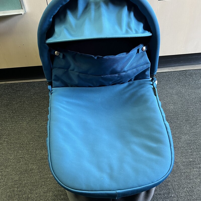 City Select Stroller - Baby Jogger, Teal, Size: Double<br />
2015<br />
<br />
<br />
Simply & compact folding<br />
Snap lock for transportation or storage<br />
Over 16 possible configurations<br />
Front-facing or parent facing<br />
Multiple reclining positions<br />
Multi-position foot well<br />
UV 50+ sun canopy<br />
Peek-a-boo window with magnetic closure so you can quietly check on your little one and it can be adjusted for different head heights<br />
8” lightweight front wheels<br />
12” forever-air rear wheels<br />
A telescoping handlebar adjusts to your height<br />
Hand-operated parking brake