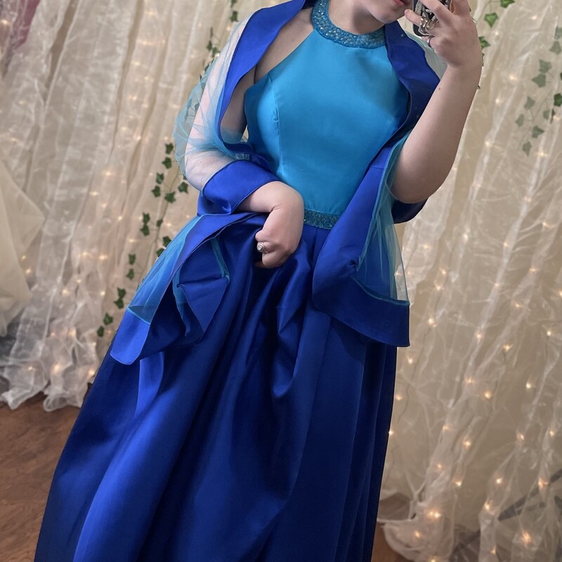 Lets Full Formal
Beautiful 2 tone A-Line formal with full flowy skirt and pockets! Gemmed neckline and waistband, open back zip closure. Include wrap
Royal and aqua
Size: Large