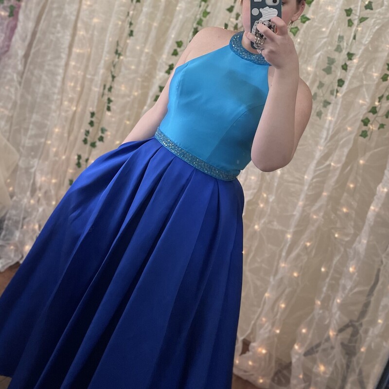 Lets Full Formal<br />
Beautiful 2 tone A-Line formal with full flowy skirt and pockets! Gemmed neckline and waistband, open back zip closure. Include wrap<br />
Royal and aqua<br />
Size: Large