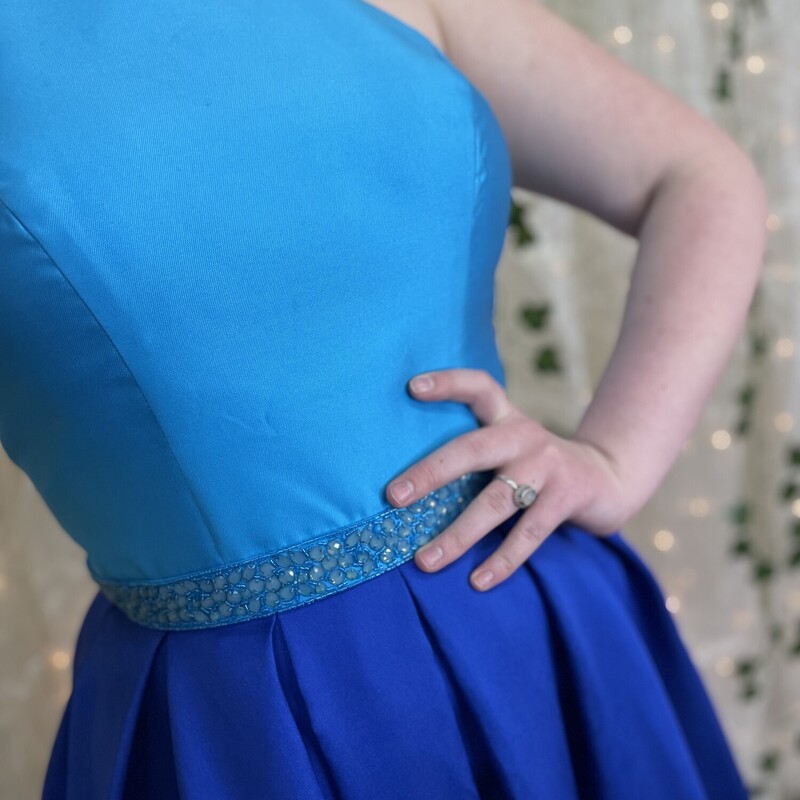 Lets Full Formal<br />
Beautiful 2 tone A-Line formal with full flowy skirt and pockets! Gemmed neckline and waistband, open back zip closure. Include wrap<br />
Royal and aqua<br />
Size: Large